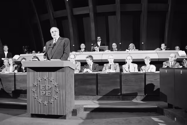Fotagrafa 12: Address by Helmut KOHL, German Chancellor in Formal Sitting on the Situation in Eastern Europe after the Fall of the Berlin Wall at the EP in Strasbourg