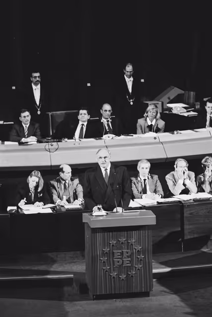 Fotagrafa 16: Address by Helmut KOHL, German Chancellor in Formal Sitting on the Situation in Eastern Europe after the Fall of the Berlin Wall at the EP in Strasbourg
