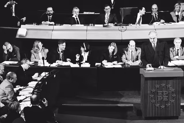 Fotagrafa 8: Address by Helmut KOHL, German Chancellor in Formal Sitting on the Situation in Eastern Europe after the Fall of the Berlin Wall at the EP in Strasbourg