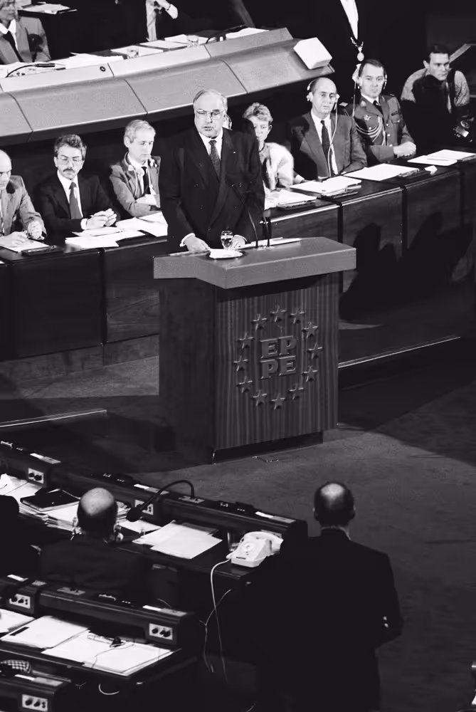 Address by Helmut KOHL, German Chancellor in Formal Sitting on the Situation in Eastern Europe after the Fall of the Berlin Wall at the EP in Strasbourg