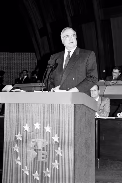 Fotagrafa 11: Address by Helmut KOHL, German Chancellor in Formal Sitting on the Situation in Eastern Europe after the Fall of the Berlin Wall at the EP in Strasbourg