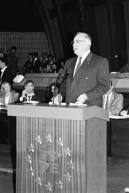 Fotagrafa 9: Address by Helmut KOHL, German Chancellor in Formal Sitting on the Situation in Eastern Europe after the Fall of the Berlin Wall at the EP in Strasbourg