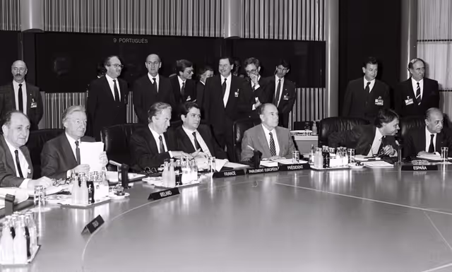 Foto 44: European Council summit in Strasbourg on December 6, 1989.