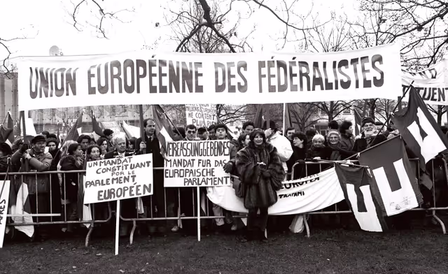 Foto 28: Demonstration during an European Council summit in Strasbourg on December 6, 1989.