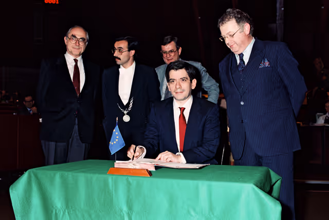 Photo 4 : Signature of the 1990 budget of the Union