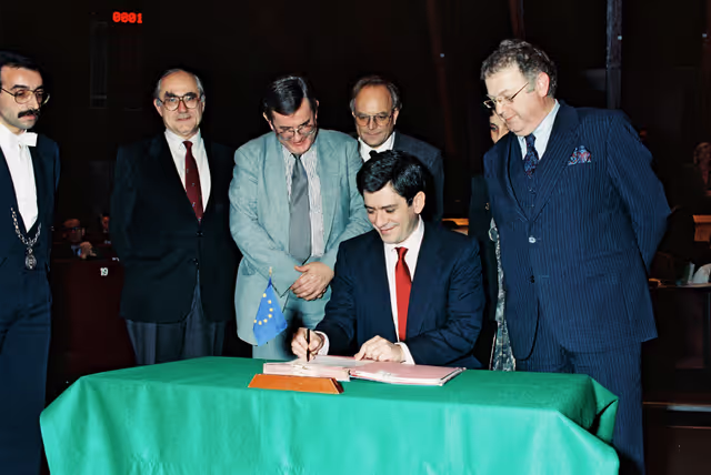 Photo 6 : Signature of the 1990 budget of the Union