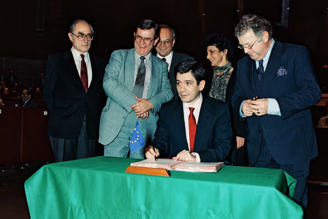 Photo 3 : Signature of the 1990 budget of the Union