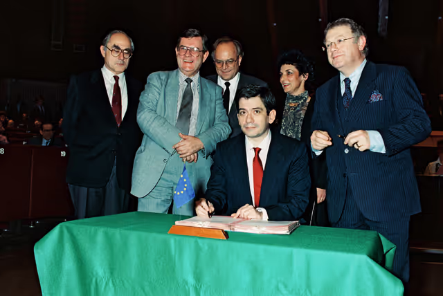 Photo 2 : Signature of the 1990 budget of the Union