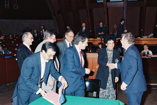 Photo 5 : Signature of the 1990 budget of the Union