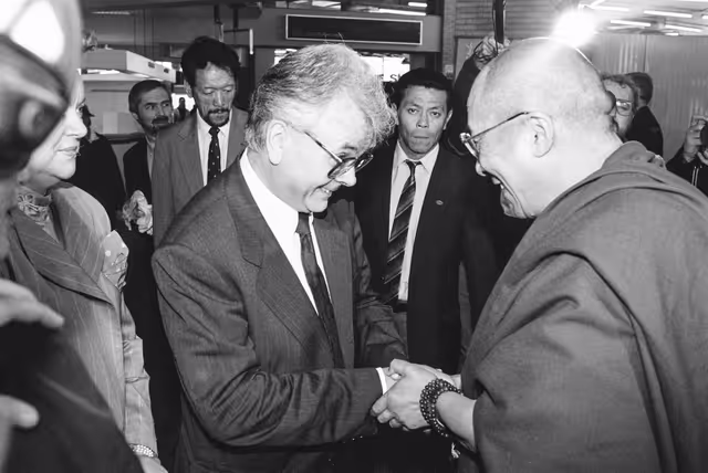 Photo 19 : Visit of HH the Dalai Lama to the EP in Brussels in April 1990