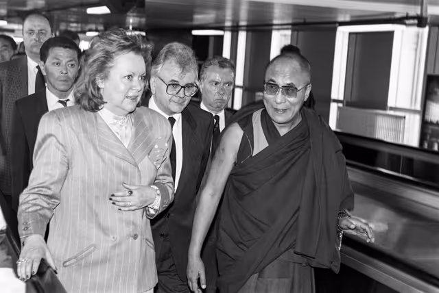 Photo 29 : Visit of HH the Dalai Lama to the EP in Brussels in April 1990