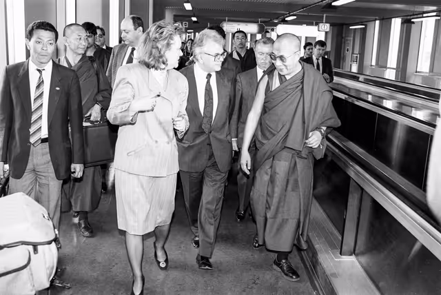 Photo 24 : Visit of HH the Dalai Lama to the EP in Brussels in April 1990