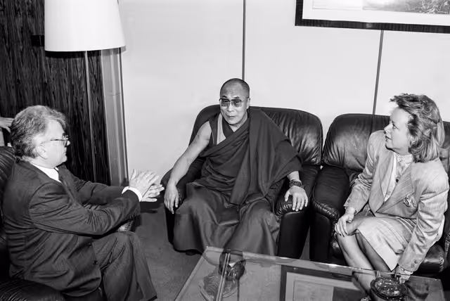Photo 26 : Visit of HH the Dalai Lama to the EP in Brussels in April 1990