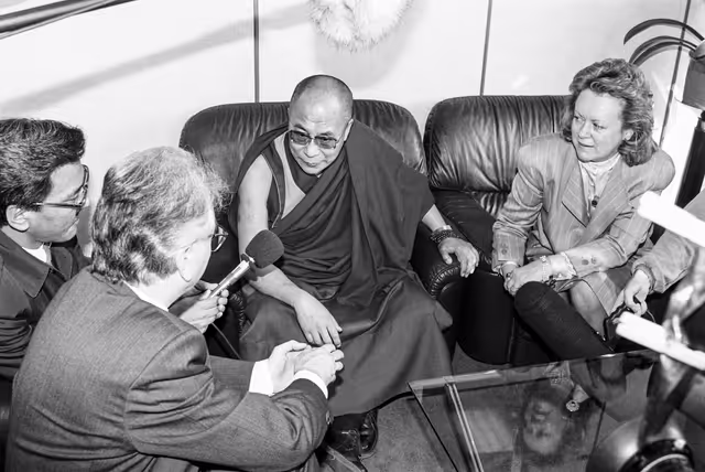 Photo 36 : Visit of HH the Dalai Lama to the EP in Brussels in April 1990