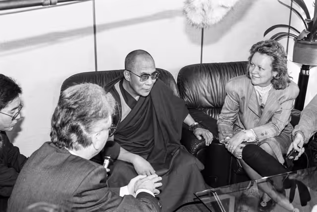 Photo 33 : Visit of HH the Dalai Lama to the EP in Brussels in April 1990