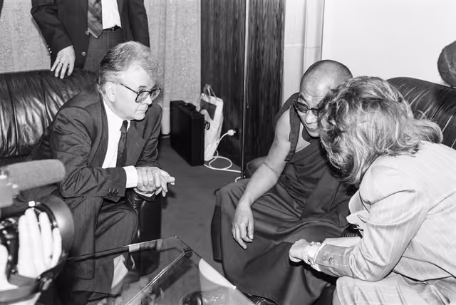 Photo 27 : Visit of HH the Dalai Lama to the EP in Brussels in April 1990