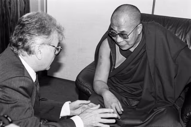 Photo 30 : Visit of HH the Dalai Lama to the EP in Brussels in April 1990