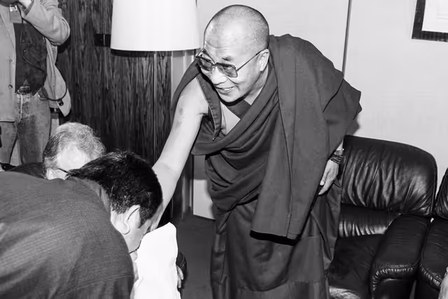 Photo 32 : Visit of HH the Dalai Lama to the EP in Brussels in April 1990