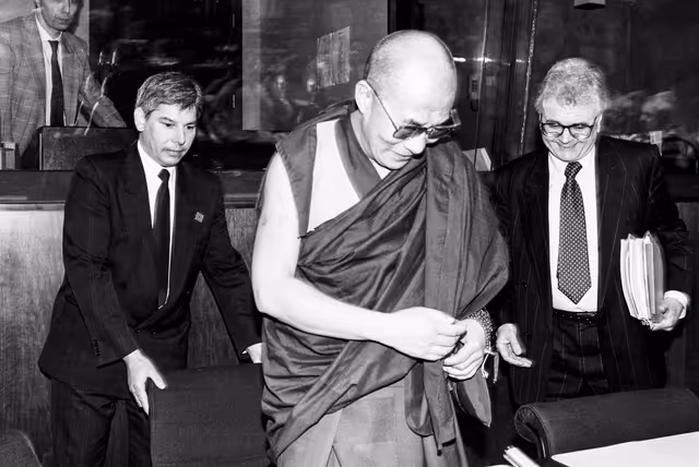Photo 22 : Visit of HH the Dalai Lama to the EP in Brussels in April 1990