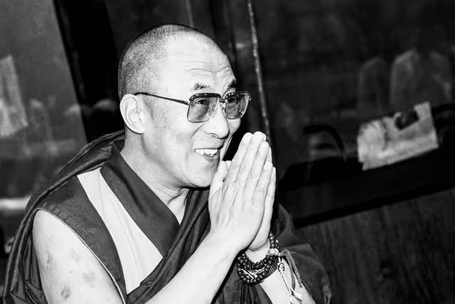 Photo 23 : Visit of HH the Dalai Lama to the EP in Brussels in April 1990