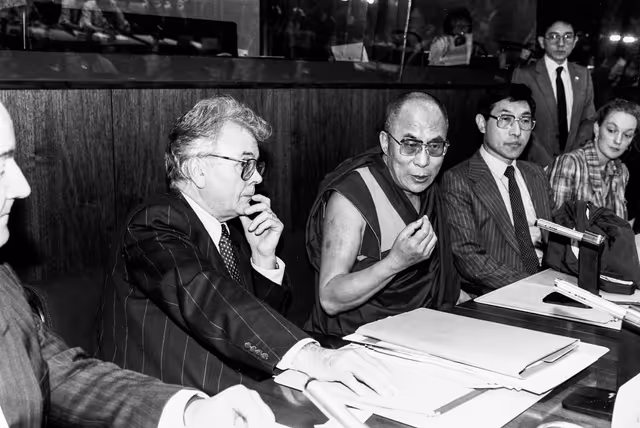 Photo 39 : Visit of HH the Dalai Lama to the EP in Brussels in April 1990