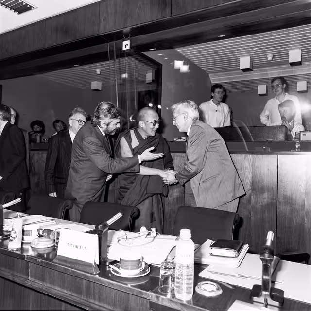Photo 18 : Visit of HH the Dalai Lama to the EP in Brussels in April 1990