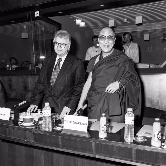 Photo 17 : Visit of HH the Dalai Lama to the EP in Brussels in April 1990