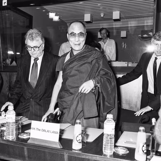 Photo 5 : Visit of HH the Dalai Lama to the EP in Brussels in April 1990