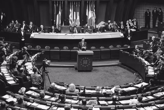 Foto 3: Enrique BARON CRESPO, EP PResident, HRH JEAN, Grand Duke of Luxembourg, HRH Princess JOSEPHINE CHARLOTTE of Belgium and Enrico VINCI on the 22nd of November 1990 in Strasbourg