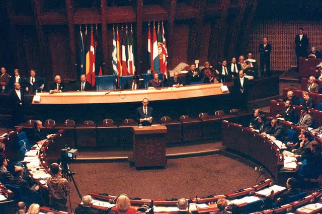 Foto 6: The Grand Duke and the Grand Duchess of Luxembourg make an official visit to the EP in Strasbourg in November 1990