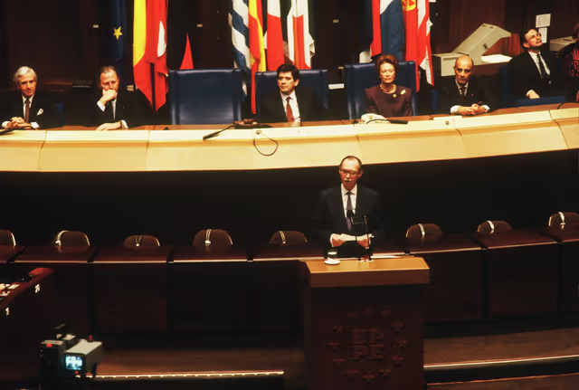 Foto 5: The Grand Duke and the Grand Duchess of Luxembourg make an official visit to the EP in Strasbourg in November 1990