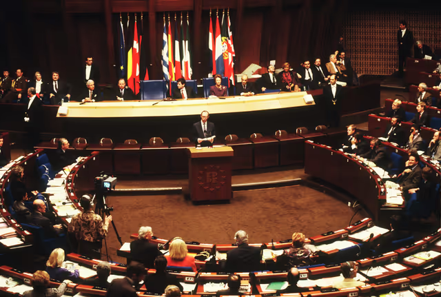 Foto 8: The Grand Duke and the Grand Duchess of Luxembourg make an official visit to the EP in Strasbourg in November 1990