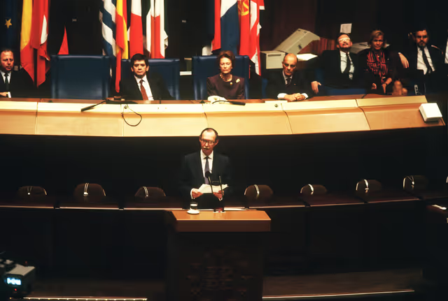 Foto 7: The Grand Duke and the Grand Duchess of Luxembourg make an official visit to the EP in Strasbourg in November 1990