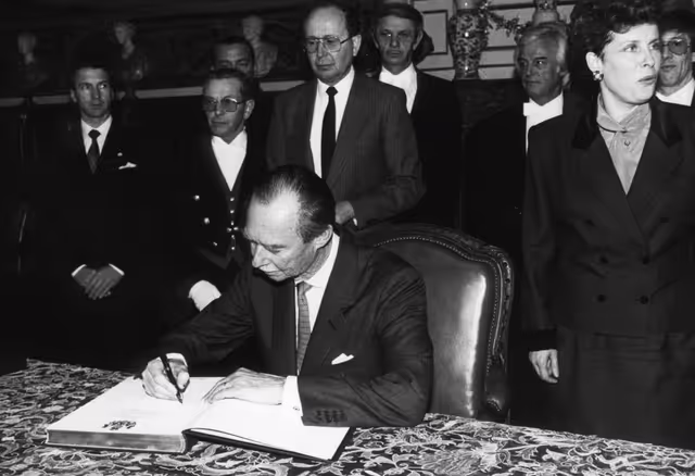 Foto 12: The Grand Duke and the Grand Duchess of Luxembourg make an official visit to the EP in Strasbourg in November 1990