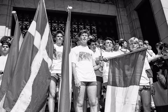Fotografia 2: Young people taking part in the  Peace Run  in Brussels