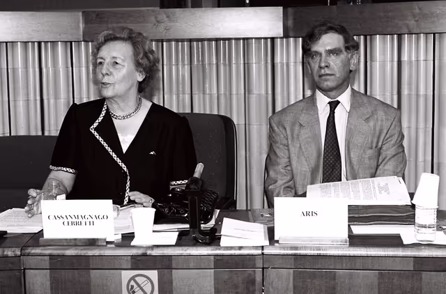 Foto 10: The 1990 Sakharov Prize is awarded to Aung San Suu Kyi who is represented to receive the prize by her son Kim and her husband Michael ARIS