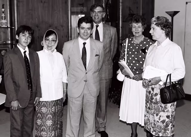 Foto 9: The 1990 Sakharov Prize is awarded to Aung San Suu Kyi who is represented to receive the prize by her son Kim and her husband Michael ARIS
