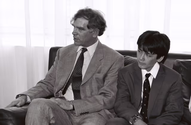 Foto 4: The 1990 Sakharov Prize is awarded to Aung San Suu Kyi who is represented to receive the prize by her son Kim and her husband Michael ARIS