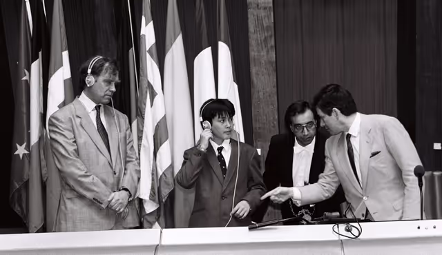 Foto 7: The 1990 Sakharov Prize is awarded to Aung San Suu Kyi who is represented to receive the prize by her son Kim and her husband Michael ARIS