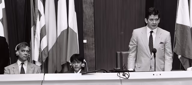 Foto 11: The 1990 Sakharov Prize is awarded to Aung San Suu Kyi who is represented to receive the prize by her son Kim and her husband Michael ARIS