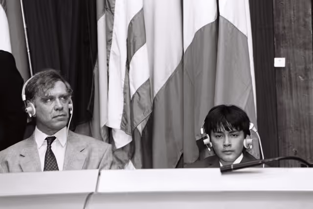 Foto 3: The 1990 Sakharov Prize is awarded to Aung San Suu Kyi who is represented to receive the prize by her son Kim and her husband Michael ARIS