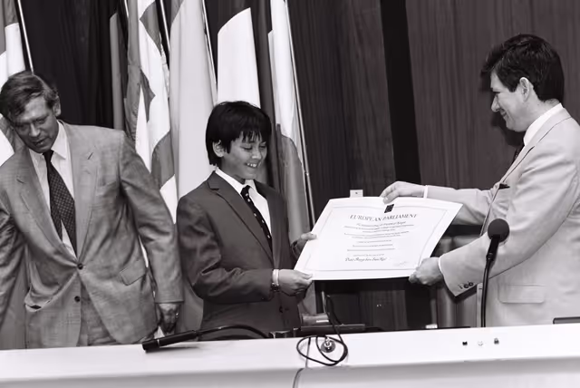 Foto 12: The 1990 Sakharov Prize is awarded to Aung San Suu Kyi who is represented to receive the prize by her son Kim and her husband Michael ARIS