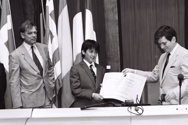 Foto 6: The 1990 Sakharov Prize is awarded to Aung San Suu Kyi who is represented to receive the prize by her son Kim and her husband Michael ARIS