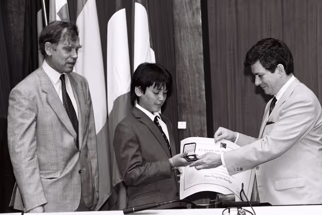 Foto 15: The 1990 Sakharov Prize is awarded to Aung San Suu Kyi who is represented to receive the prize by her son Kim and her husband Michael ARIS