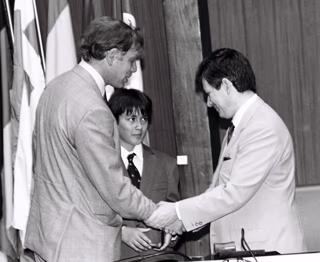Foto 5: The 1990 Sakharov Prize is awarded to Aung San Suu Kyi who is represented to receive the prize by her son Kim and her husband Michael ARIS
