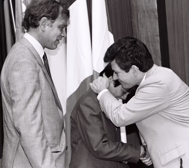 Foto 13: The 1990 Sakharov Prize is awarded to Aung San Suu Kyi who is represented to receive the prize by her son Kim and her husband Michael ARIS