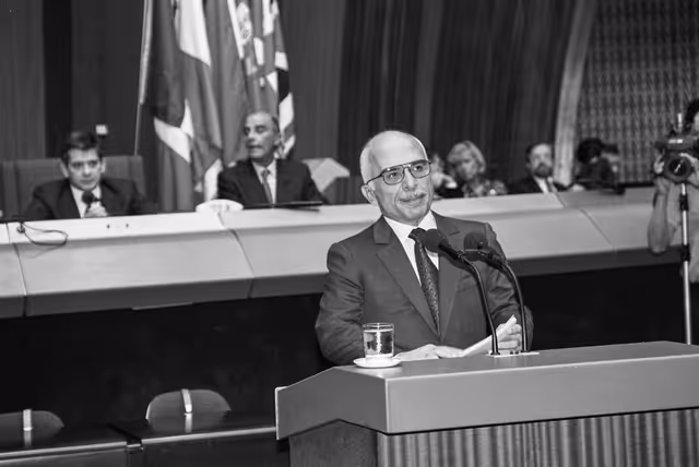 Photo 2: Enrique BARON CRESPO, EP President, Enrico VINCI and His Majesty HUSSEIN, King of Jordan on the 11th of September 1991 in Strasbourg