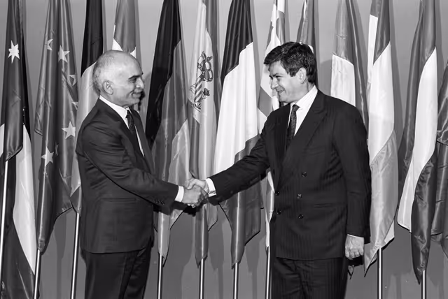 Photo 1: Enrique BARON CRESPO, EP President, and His Majesty HUSSEIN, King of Jordan on the 11th of September 1991 in Strasbourg