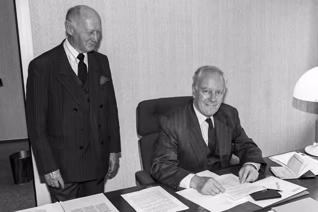 Foto 5: Portrait of Marc GALLE in his office at the EP in Strasbourg