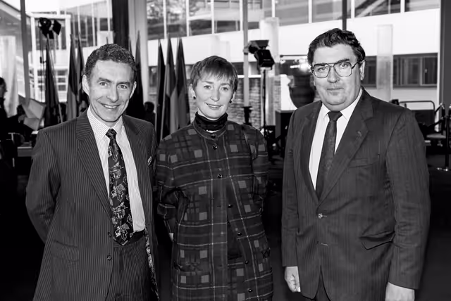 Foto 17: John HUME with guests at the EP in Strasbourg.